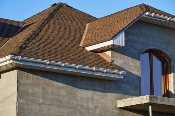 Toit en tuiles brunes d'une maison moderne