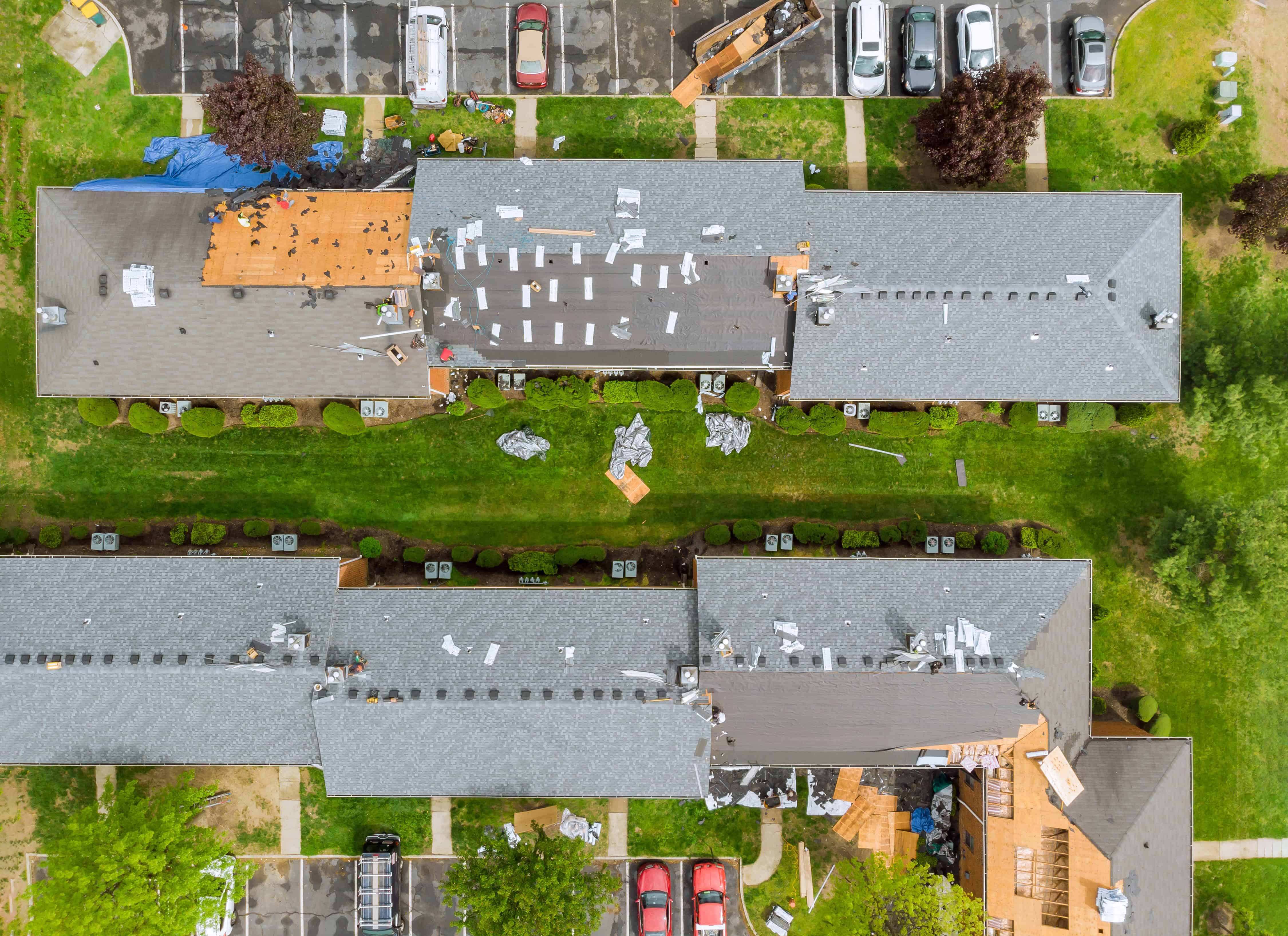 Vue aérienne de travaux de toiture sur bâtiments.